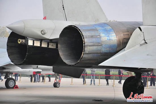 Máy bay chiến đấu J-15 lần đầu tiên công khai lộ diện, vẫn sử dụng động cơ do Nga chế tạo (ảnh nguồn báo Nhân Dân, TQ).